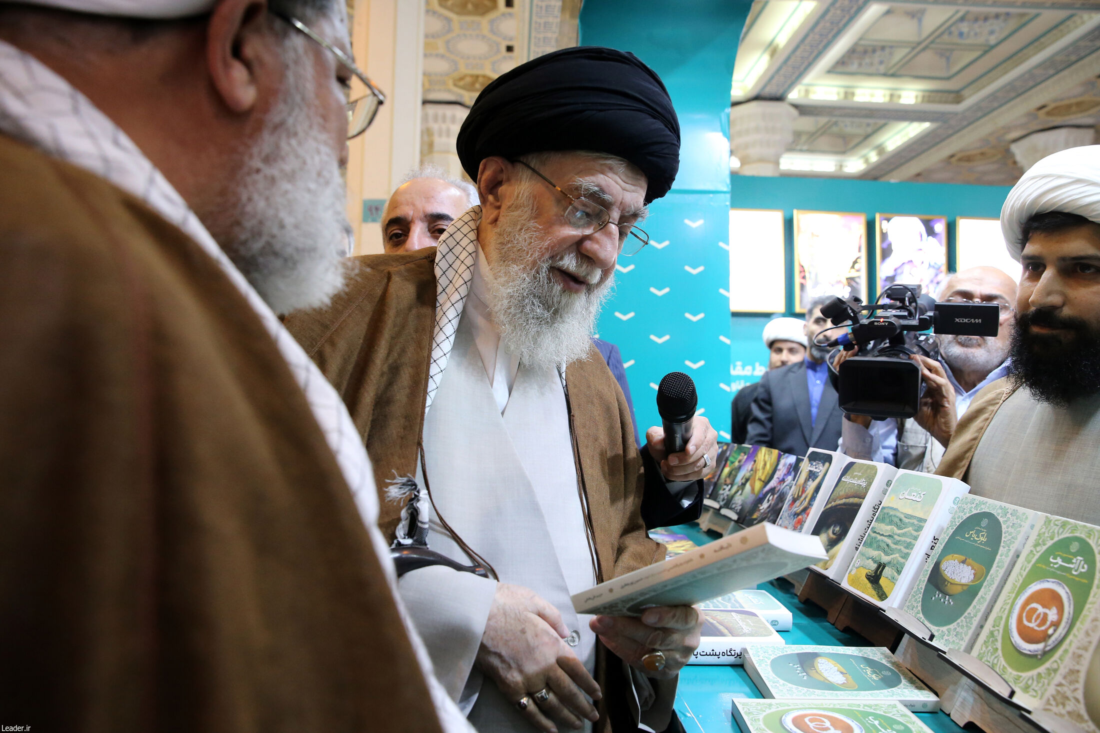 تصاویر بازدید رهبر انقلاب از نمایشگاه کتاب