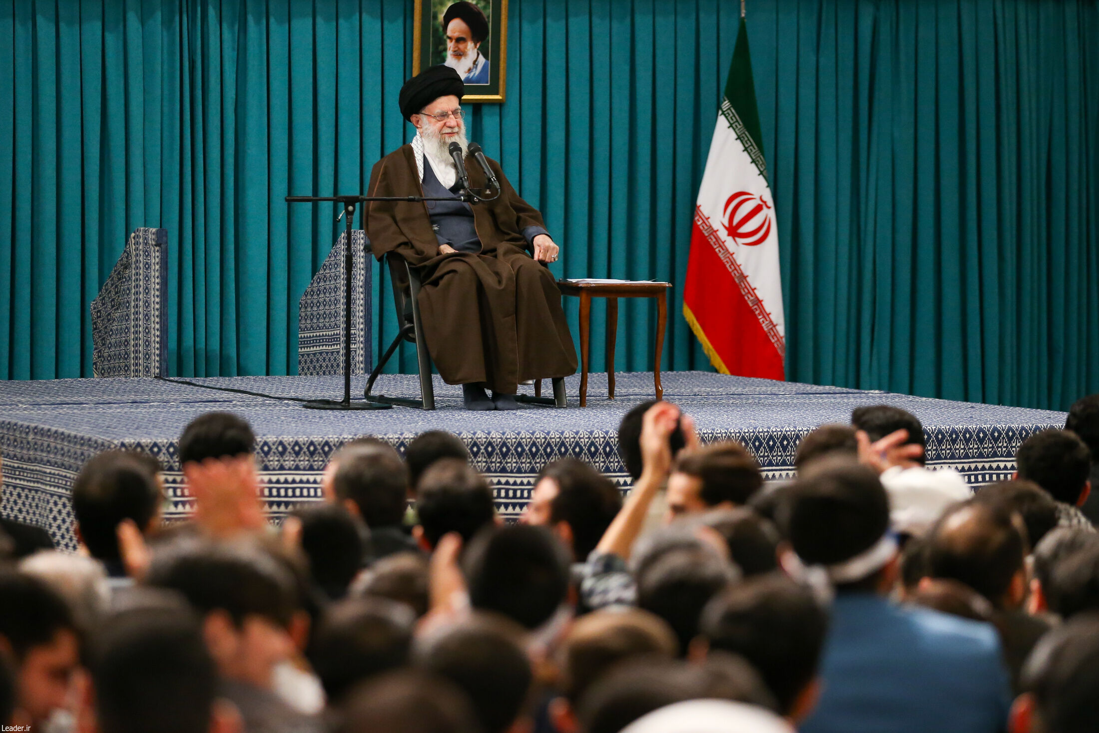  دیدار جمعی از رأی اولی‌ها و خانواده‌های شهدا با رهبر انقلاب