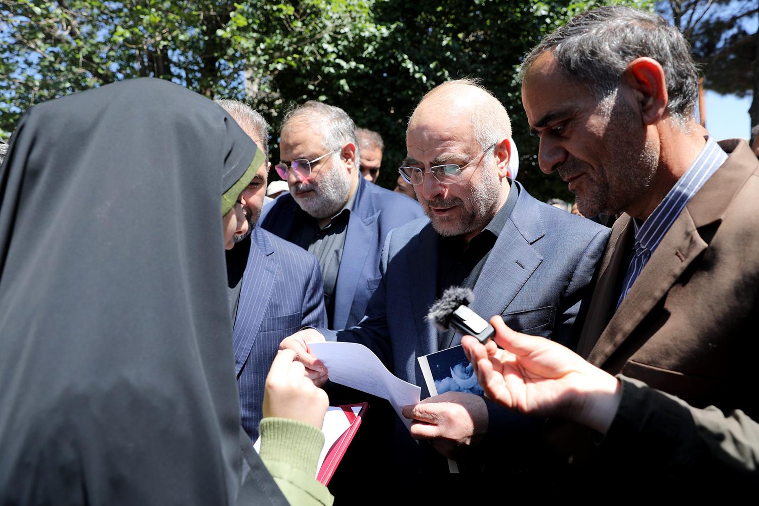 حضور رئیس مجلس در گلزار شهدای بوئین‌زهرا