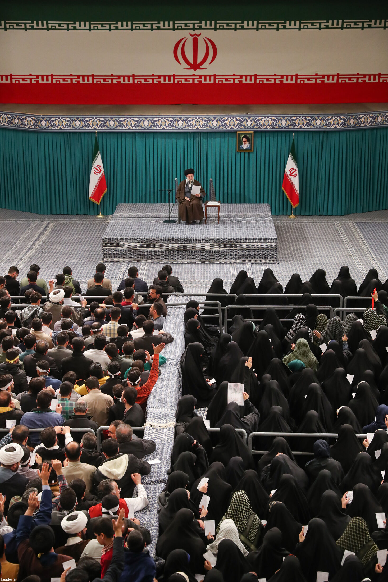  دیدار جمعی از رأی اولی‌ها و خانواده‌های شهدا با رهبر انقلاب