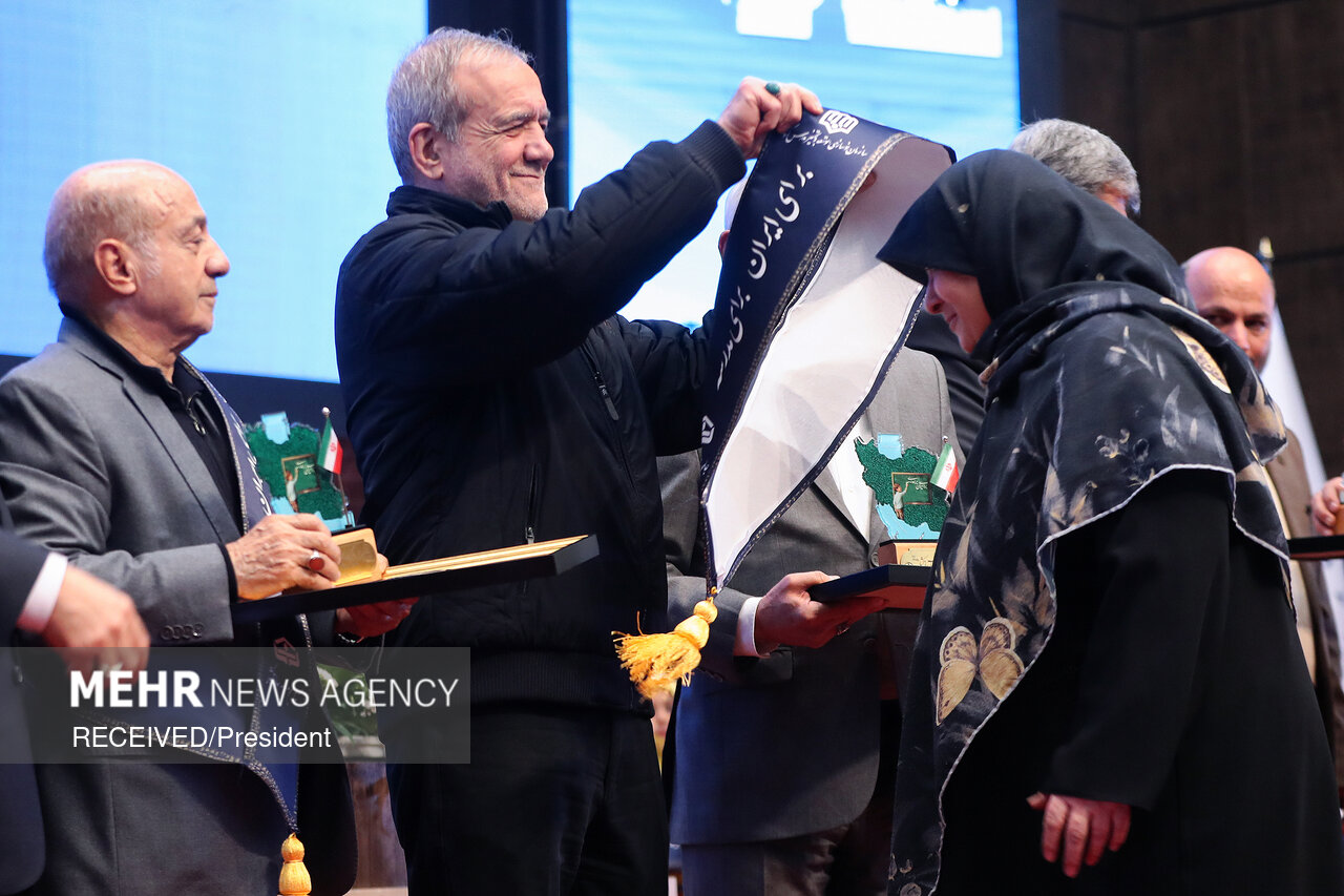 حضور پزشکیان در همایش ملی تکریم خیرین مدرسه‌ساز