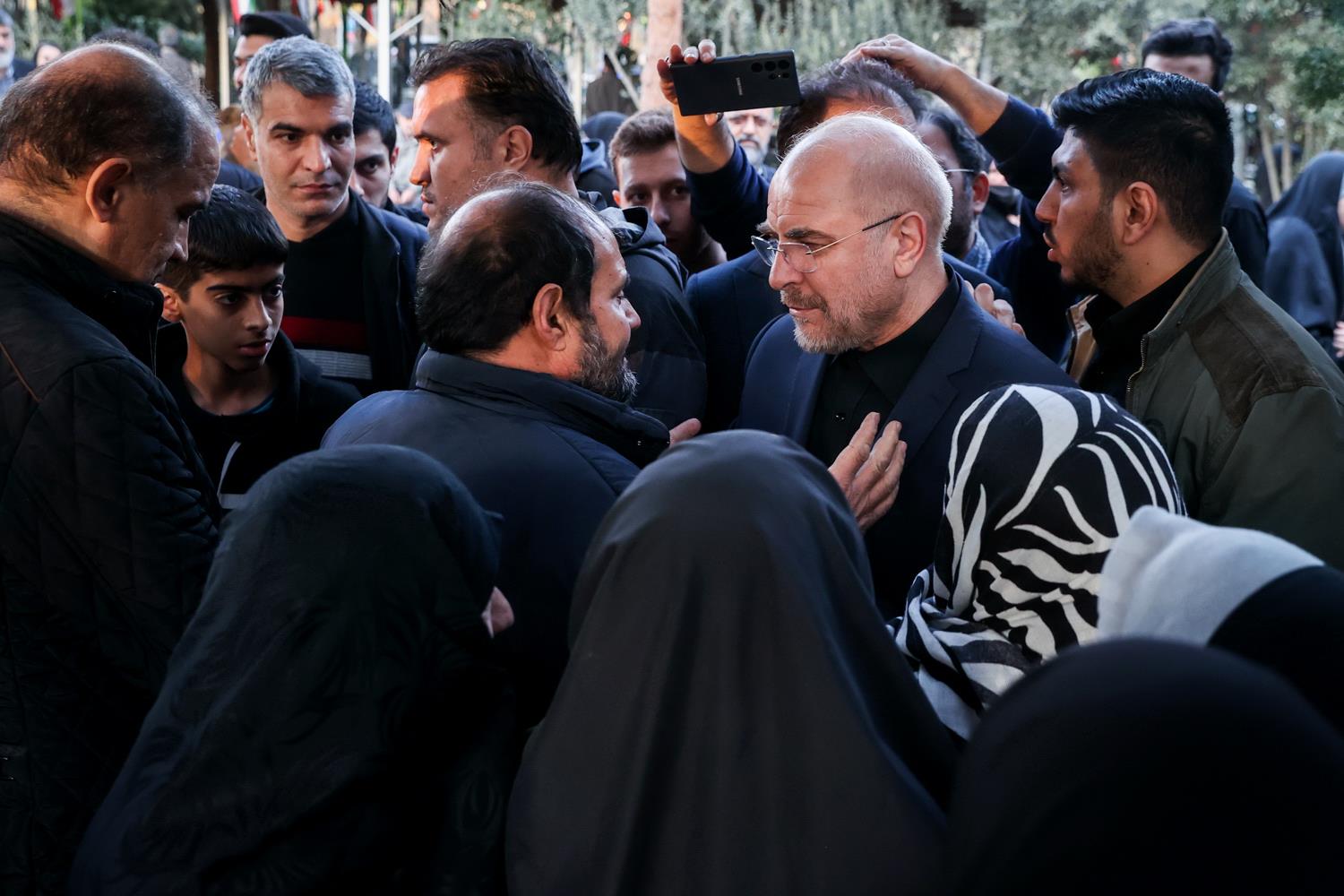 حضور قالیباف در گلزار شهدای بهشت زهرا(س) و گفت‌وگوی چهره به چهره با خانواده شهدا