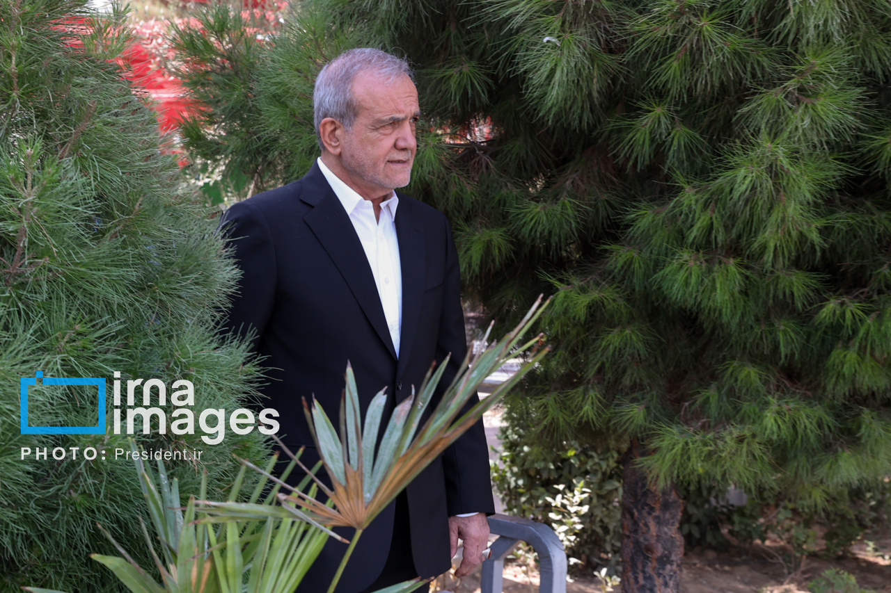 حضور پزشکیان بر مزار شهدای تهاجم اسرائیل به ایران