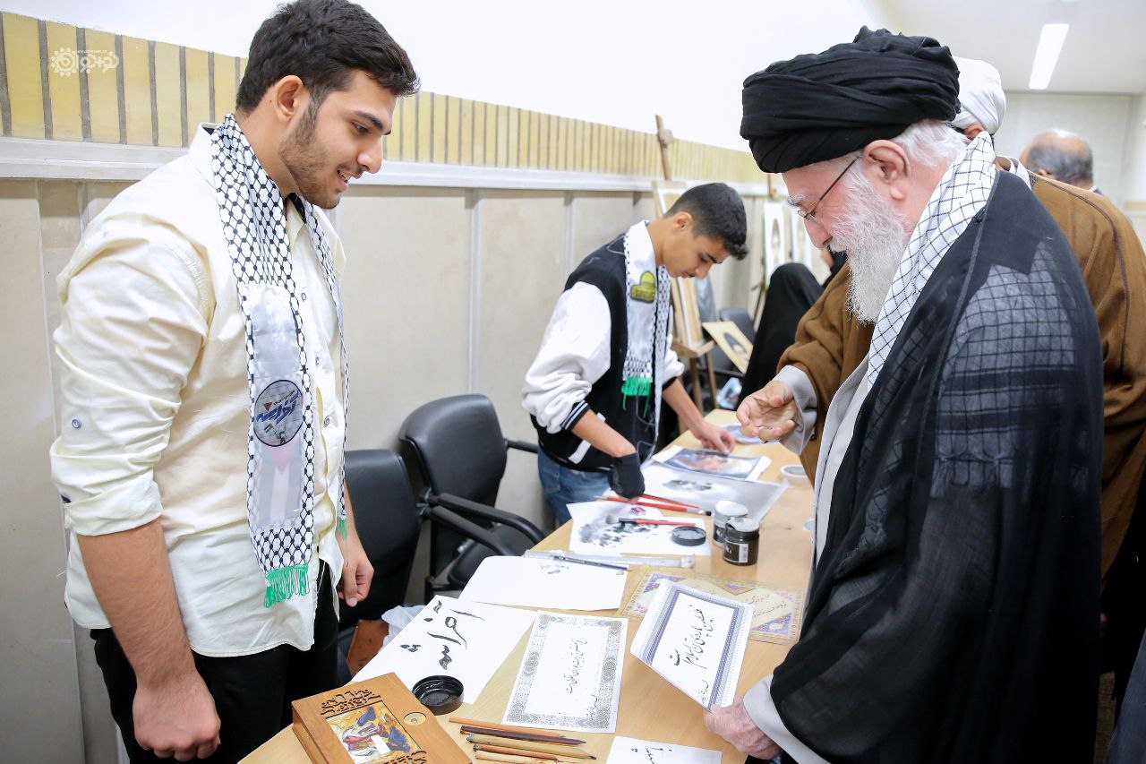 بازدید رهبر انقلاب از نمایشگاه آثار هنرمندان نوجوان