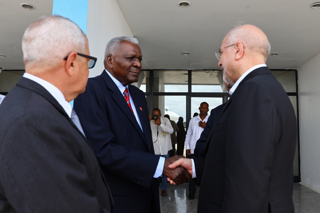 بدرقه قالیباف توسط رئیس و نایب‌رئیس مجلس کوبا