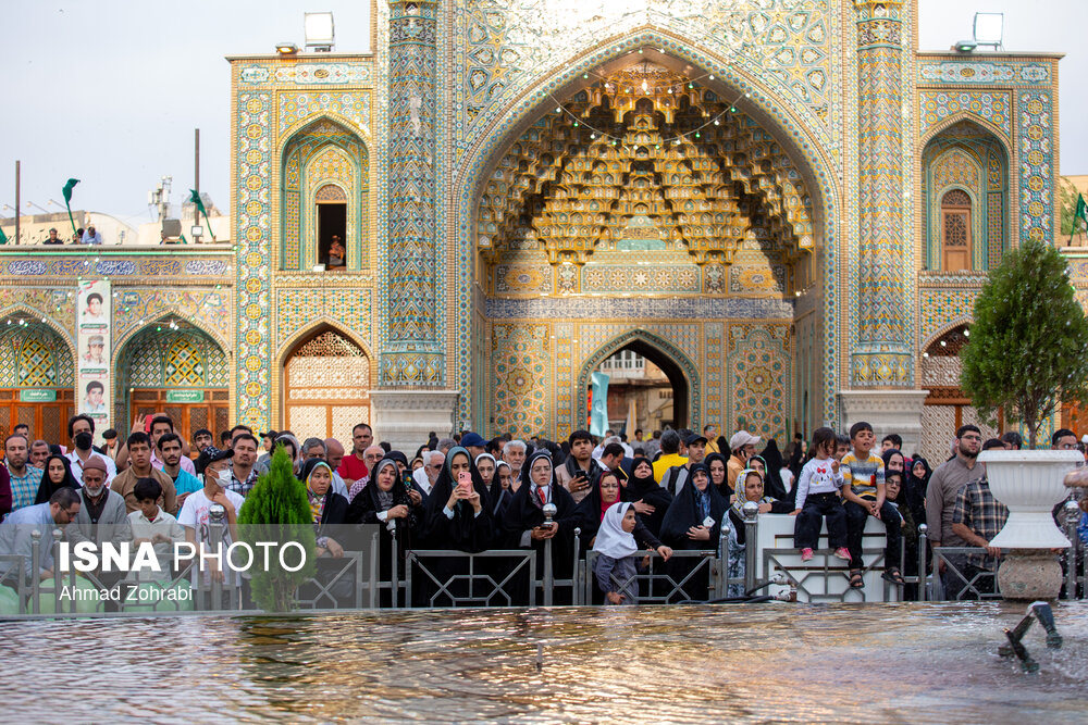 آیین تعویض پرچم گنبد حرم مطهر حضرت معصومه(س)