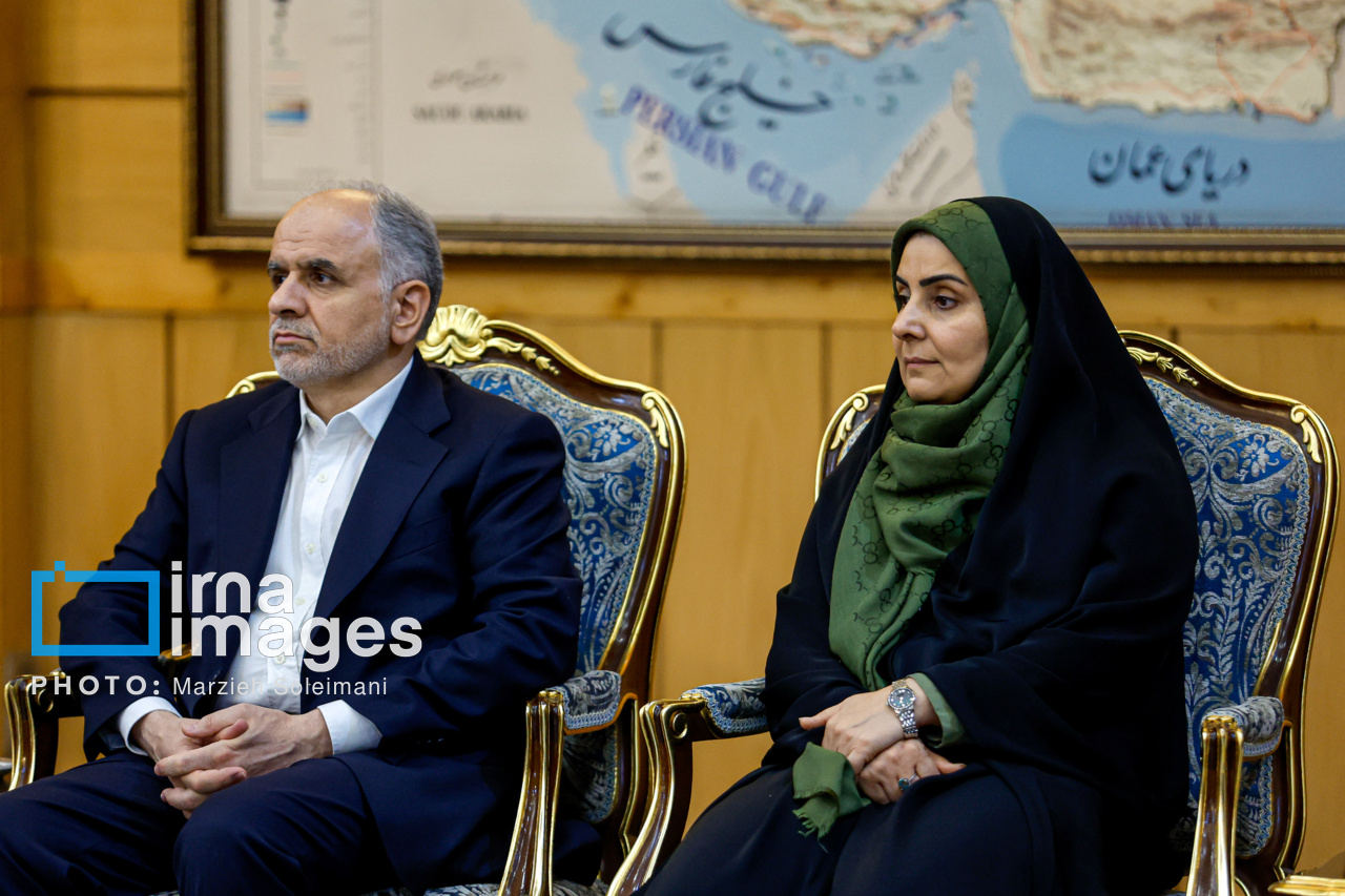 تصاویر مراسم بدرقه رئیس‌جمهور به عمان