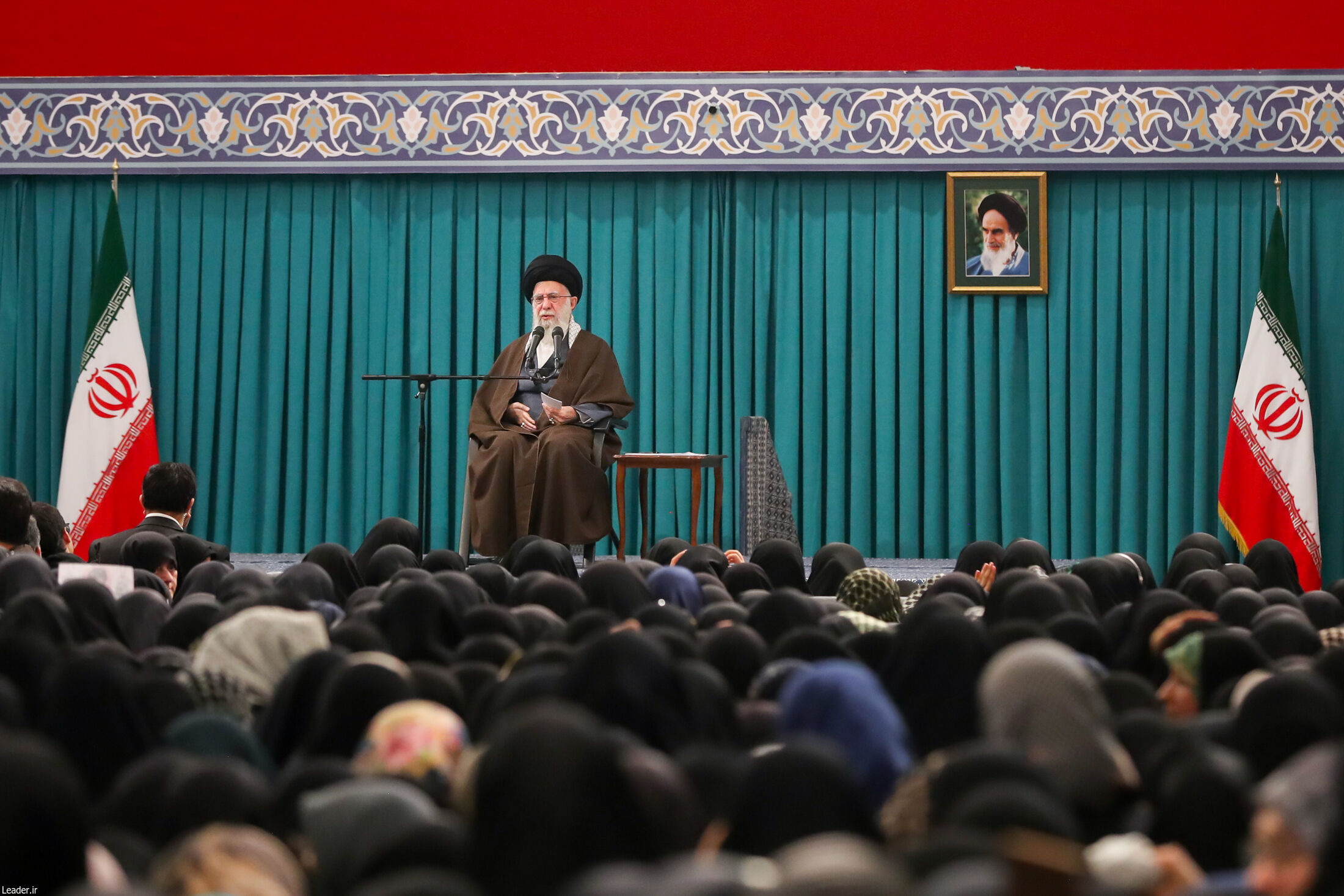  دیدار جمعی از رأی اولی‌ها و خانواده‌های شهدا با رهبر انقلاب