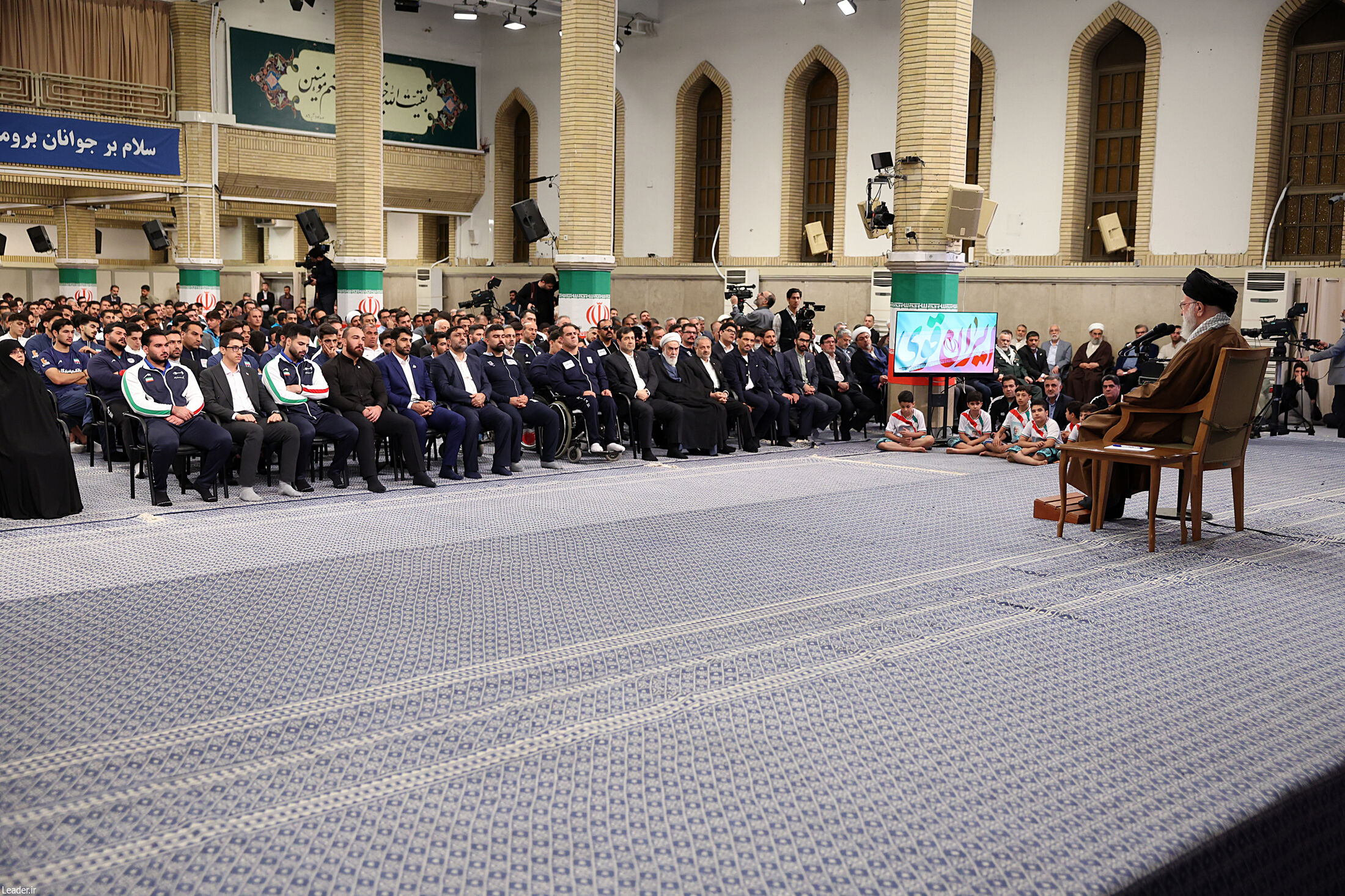 تصاویری از دیدار مدال‌آوران ورزشی و علمی با رهبر انقلاب