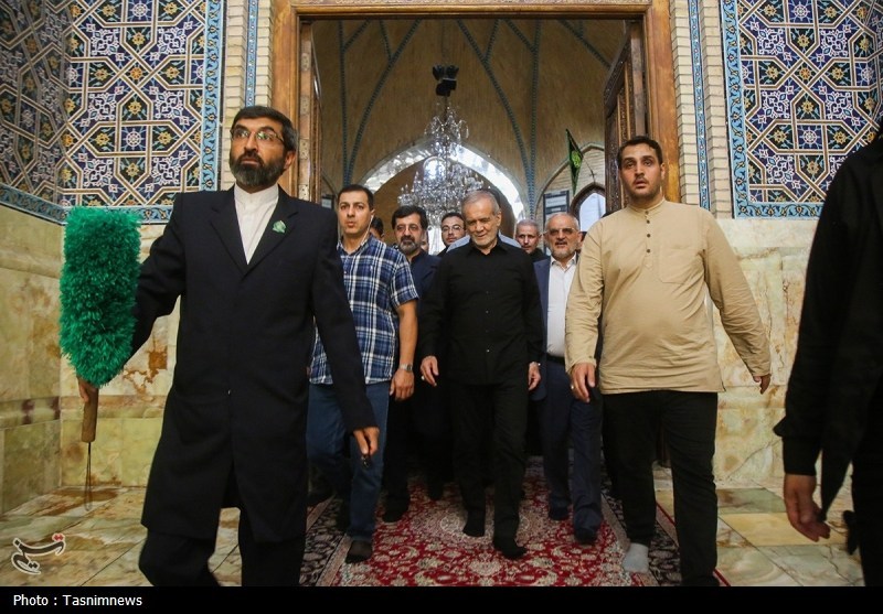رئیس‌جمهور به زیارت حرم حضرت معصومه(س) مشرف شد