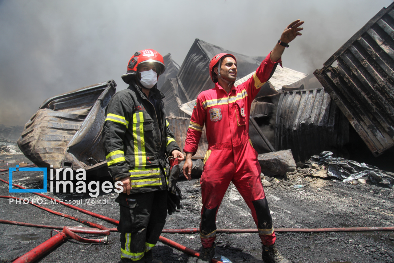 مراحل پایانی مهار آتش سوزی بندر شهید رجایی