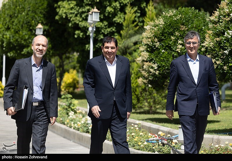 با وزرای کابینه در حاشیه جلسه هیئت دولت