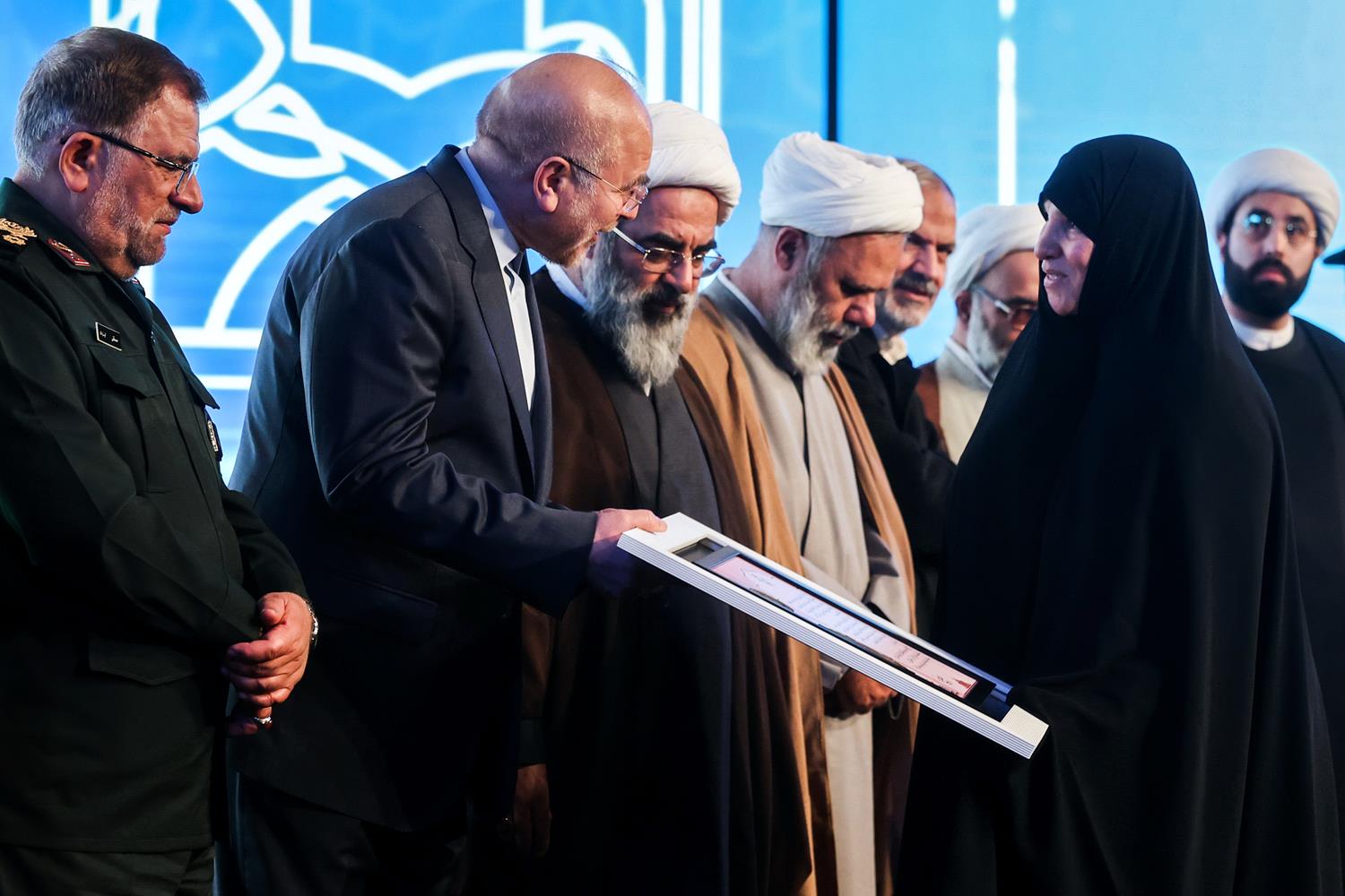 مراسم تجلیل از بانوان مبلغ و محفل‌دار قرآن کریم با حضور قالیباف