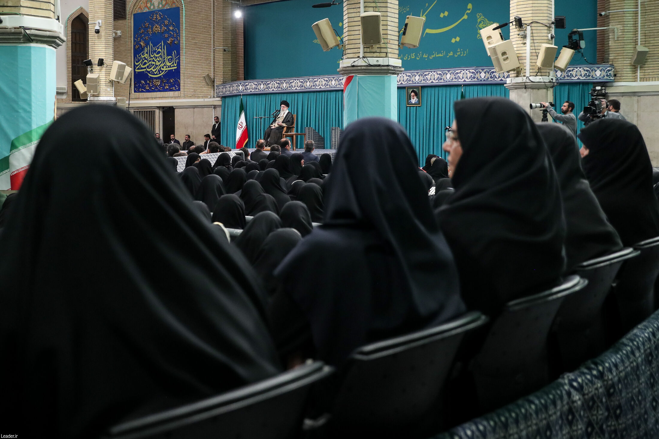 تصاویری از دیدار هزاران نفر از کارگران با رهبر انقلاب