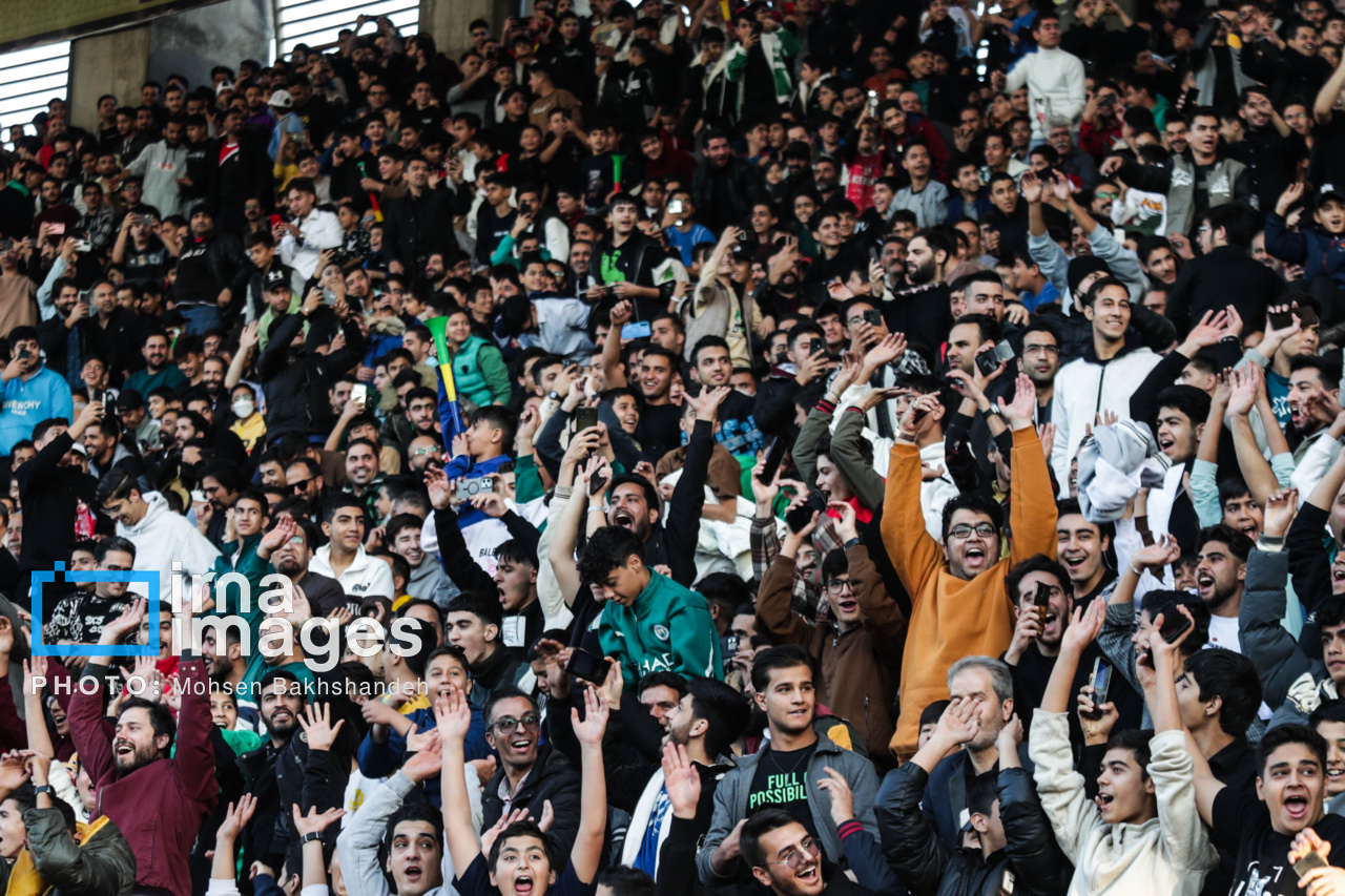 حضور زنان تماشاگر در ورزشگاه امام رضا