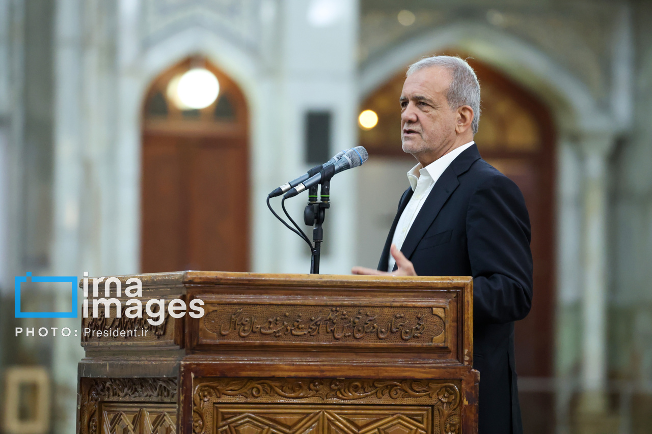 حضور پزشکیان بر مزار شهدای تهاجم اسرائیل به ایران