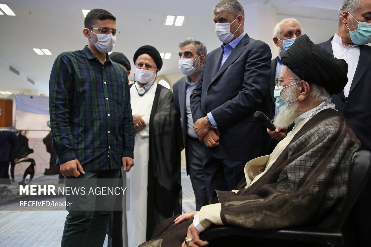 تصاویر بازدید رهبر انقلاب از نمایشگاه دستاوردهای صنعت هسته‌ای