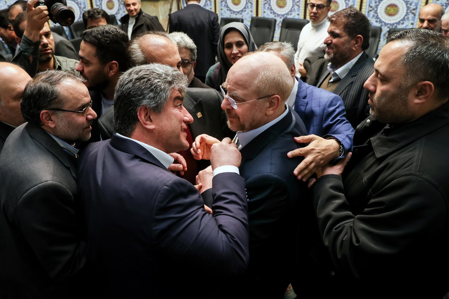 عکس یادگاری جمعی از اصناف، بازاریان و اتحادیه‌های تهران با قالیباف