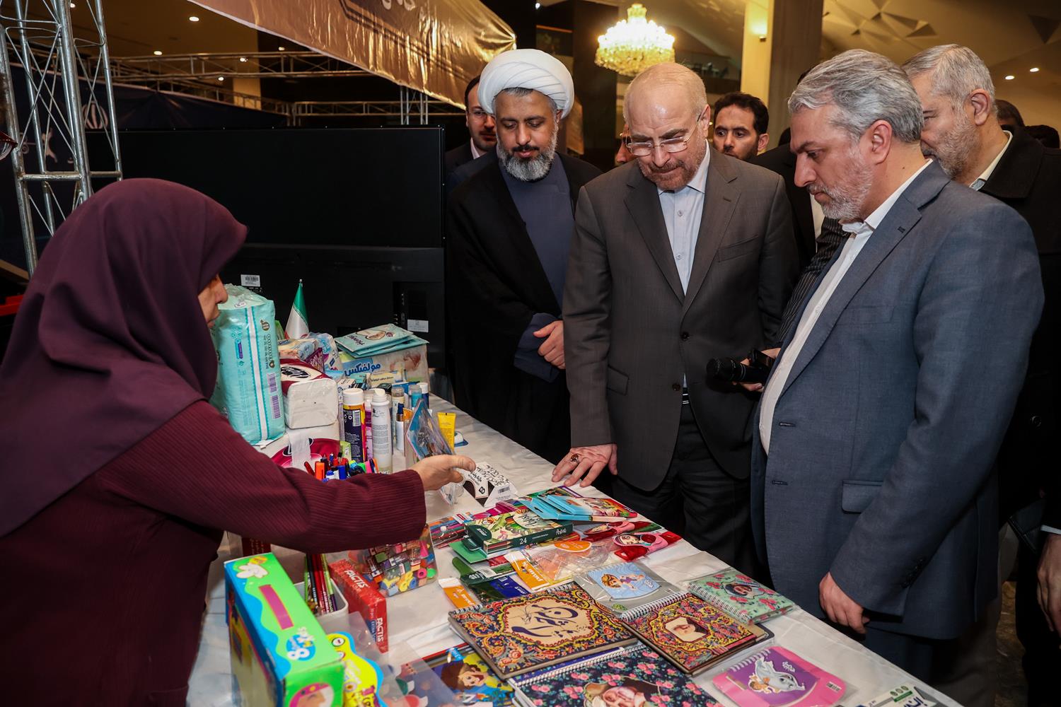 بازدید قالیباف از نمایشگاه توانمندی‌های تولید داخل