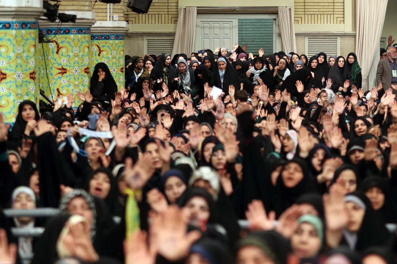 دیدار هزاران نفر از معلمان با رهبر انقلاب