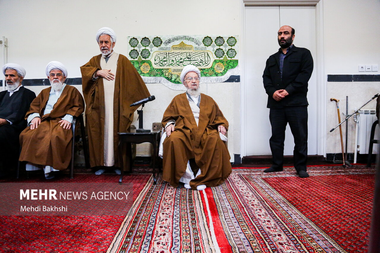 عمامه‌گذاری جمعی از طلاب