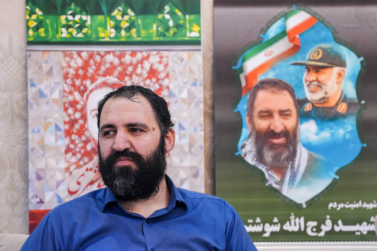 حضور قالیباف در منزل شهید فرج‌الله شوشتری - مشهد مقدس