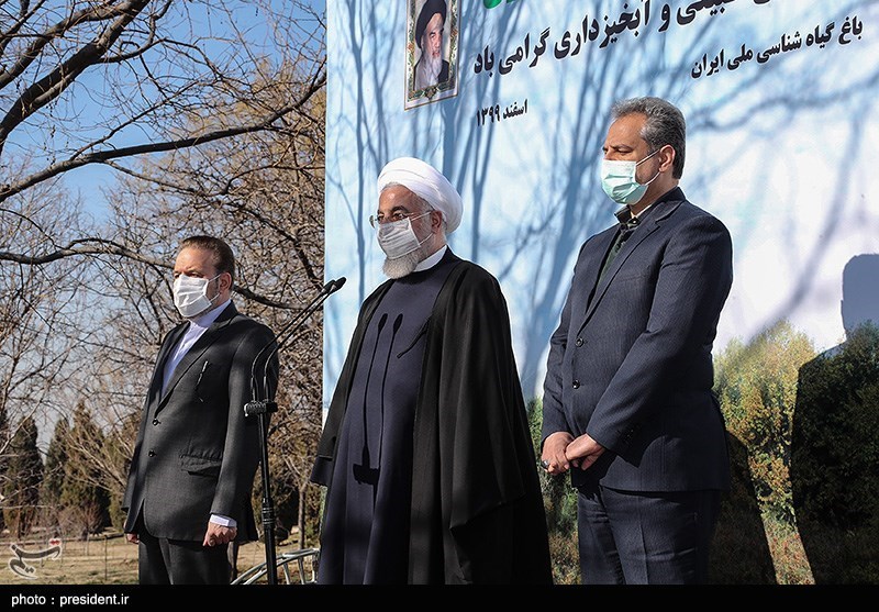 کاشت یک اصله نهال توسط روحانی