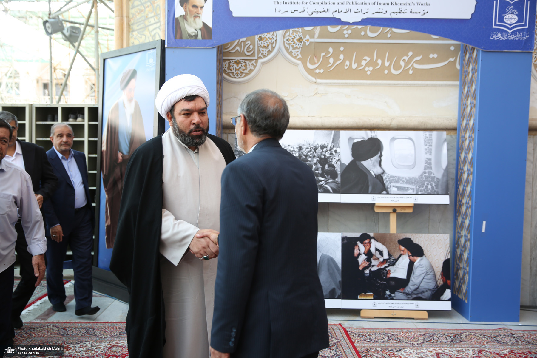 بازدید قالیباف از نمایشگاه عکس امام خمینی (س)