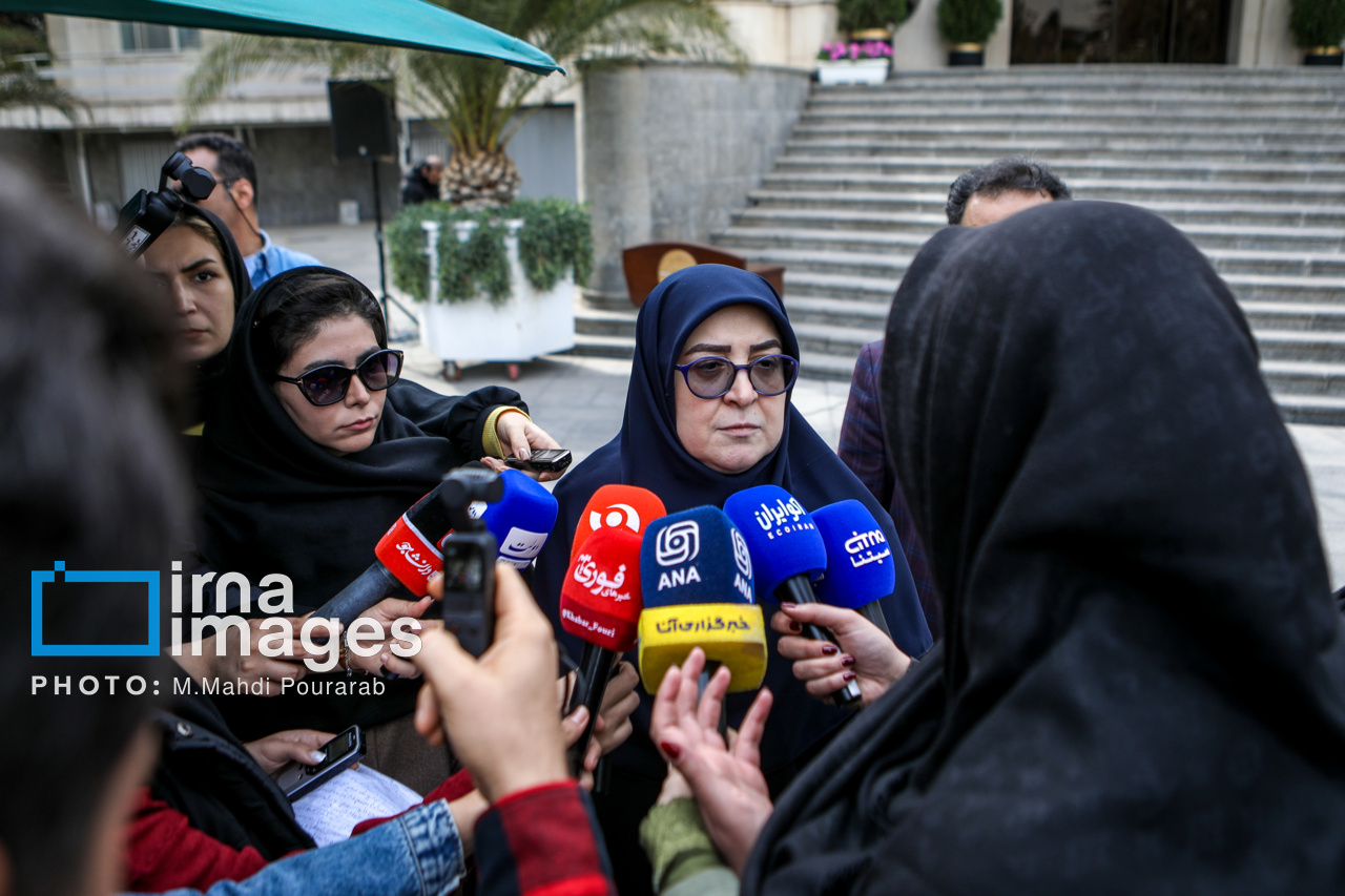 اعضای هیأت دولت در جمع خبرنگاران