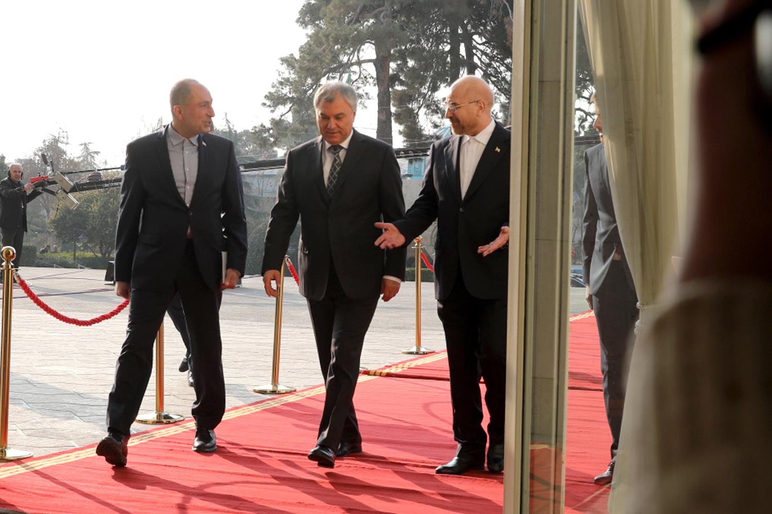 استقبال رسمی قالیباف از رئیس دومای روسیه