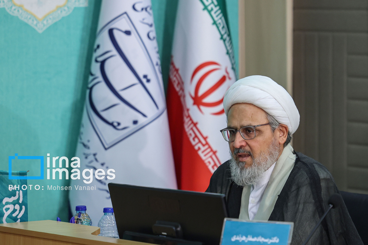 رونمایی تقریظ رهبر انقلاب بر کتاب «روح‌اللّه»