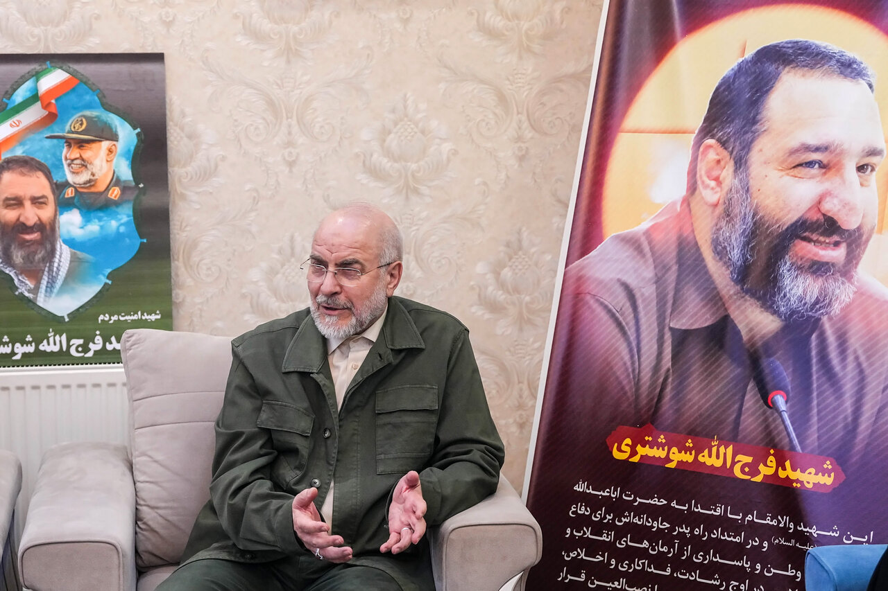 حضور قالیباف در منزل شهید فرج‌الله شوشتری - مشهد مقدس
