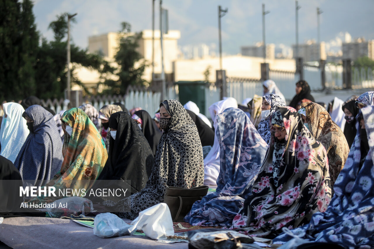 نماز عید فطر در امام زاده پنج تن لویزان