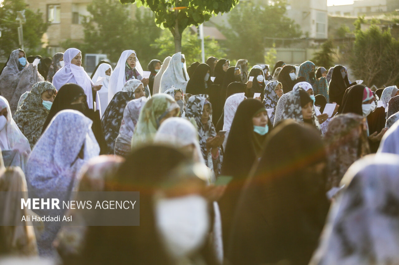 نماز عید فطر در امام زاده پنج تن لویزان