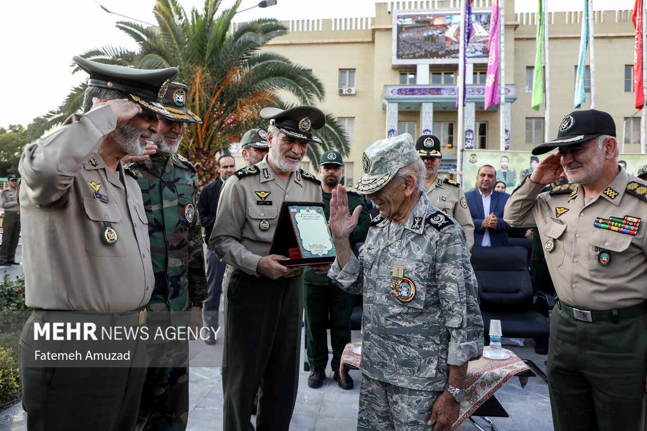 سالروز اهدای پرچم و نشان توسط فرماندهی معظم کل قوا به ارتش