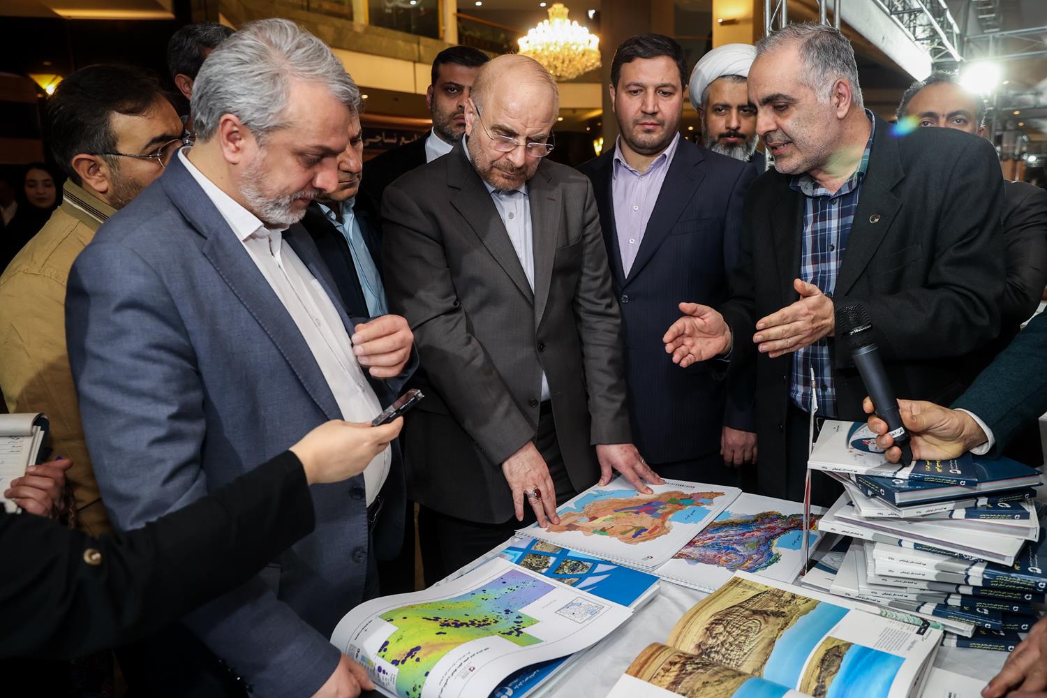 بازدید قالیباف از نمایشگاه توانمندی‌های تولید داخل