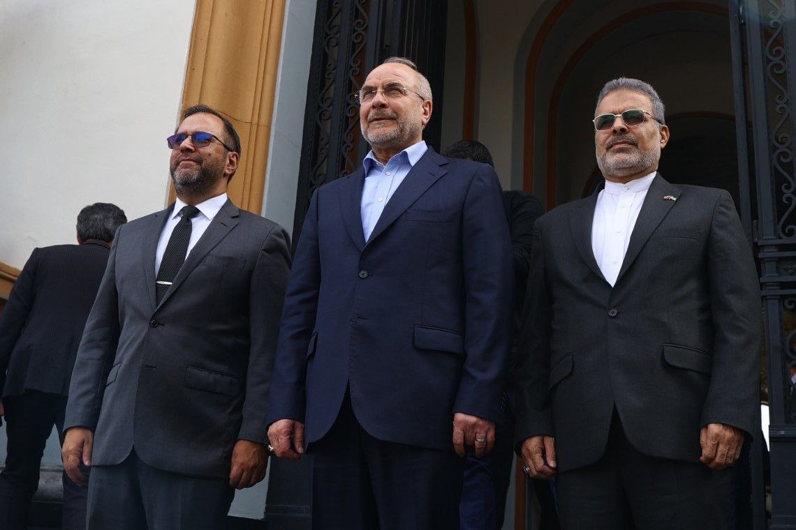 ادای احترام رئیس مجلس و هیئت پارلمانی ایران به سیمون بولیوار