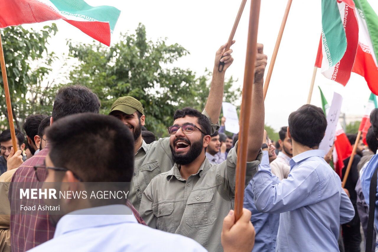 تجمع دانشجویان مقابل سازمان انرژی اتمی