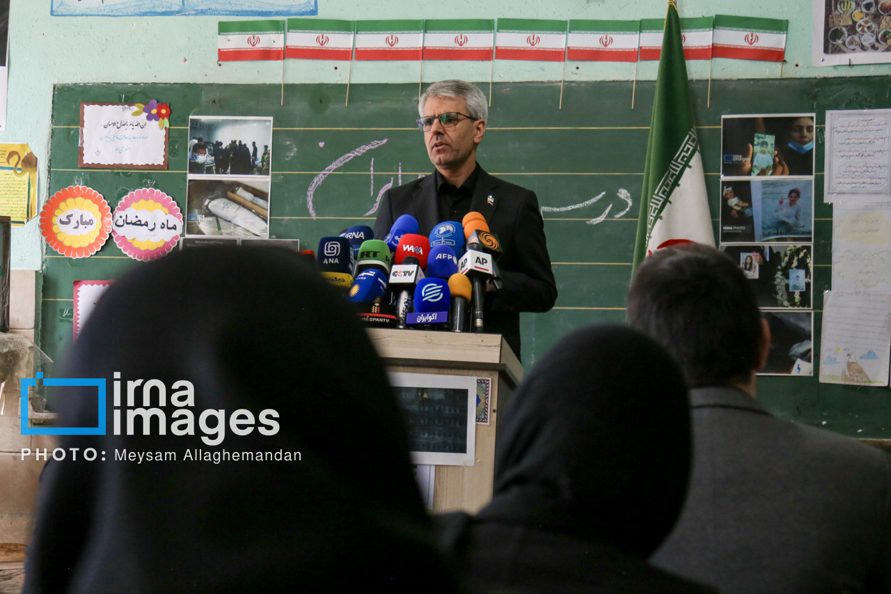 بقائی در مدرسه آسیب دیده شهید محلاتی