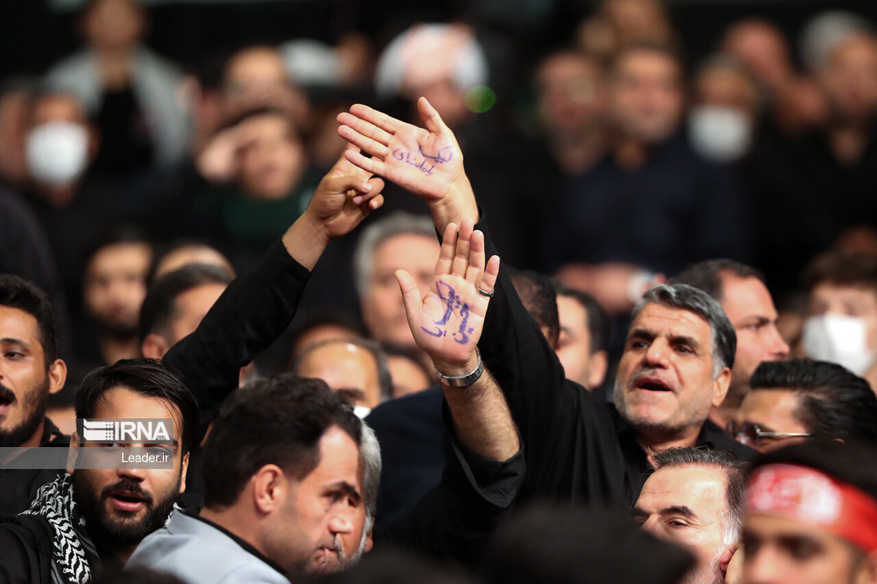 اولین شب عزاداری اباعبدالله با حضور رهبر انقلاب