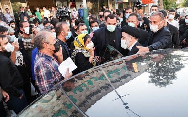 بازدید رئیسی از داروخانه شبانه‌روزی