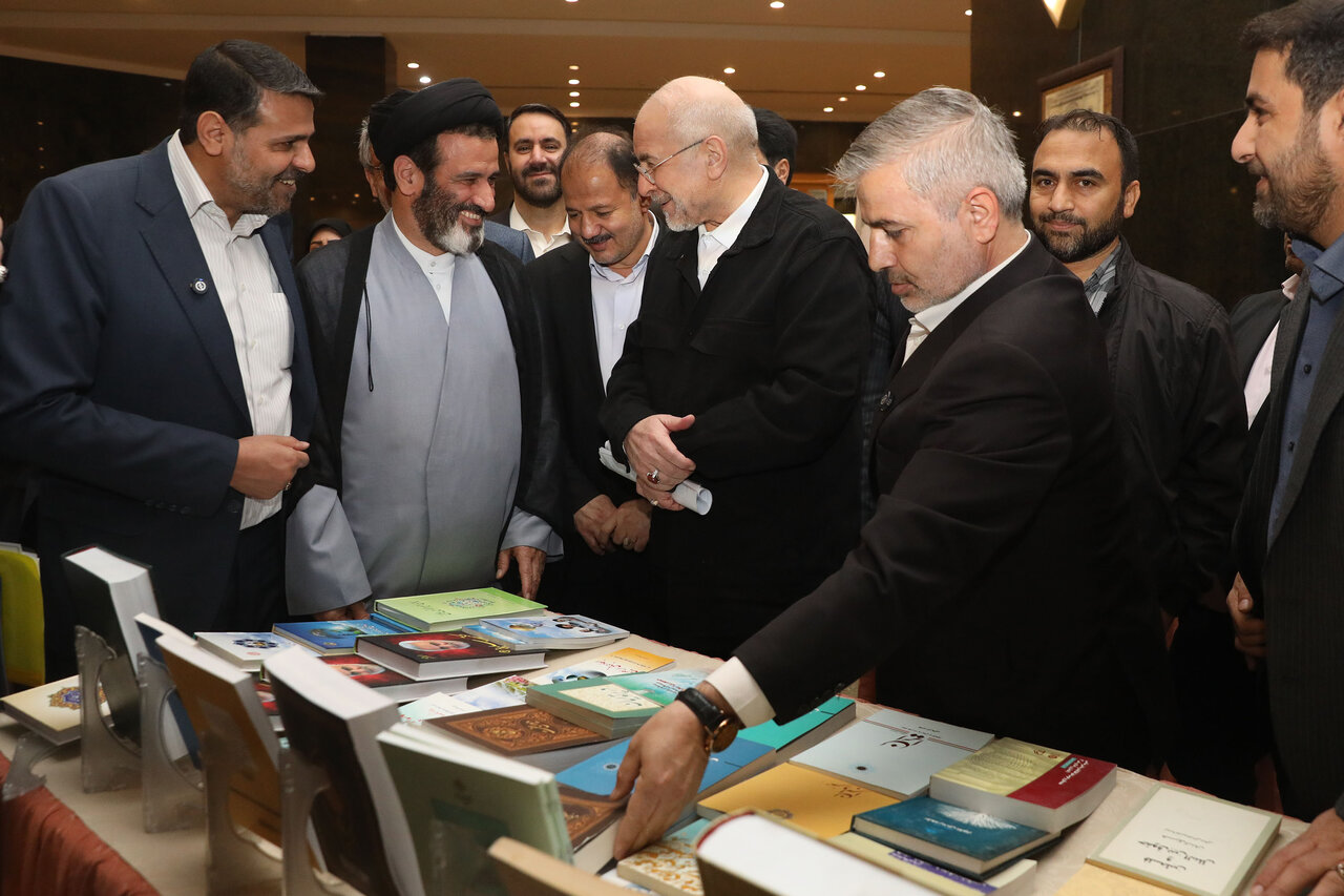  بازدید رئیس مجلس از نمایشگاه آثار مکتوب نمایندگان ادوار