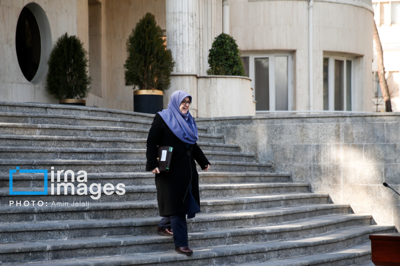 اعضای هیأت دولت در جمع خبرنگاران