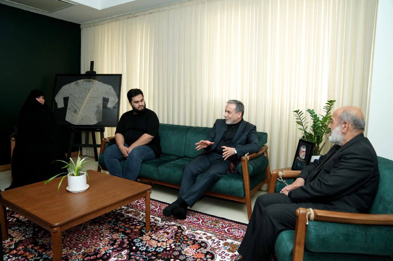 دیدار عراقچی با خانواده شهید حاجی زاده