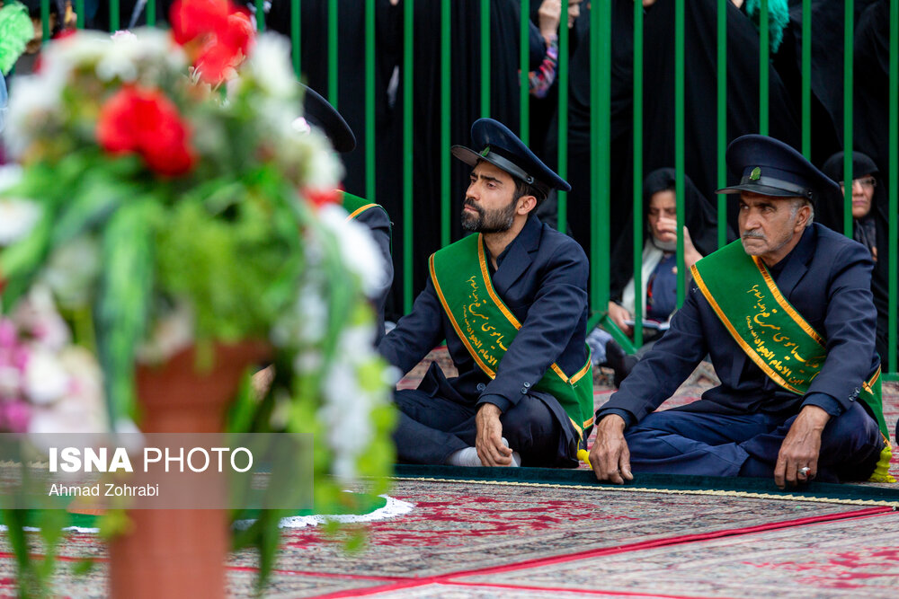 آیین تعویض پرچم گنبد حرم مطهر حضرت معصومه(س)