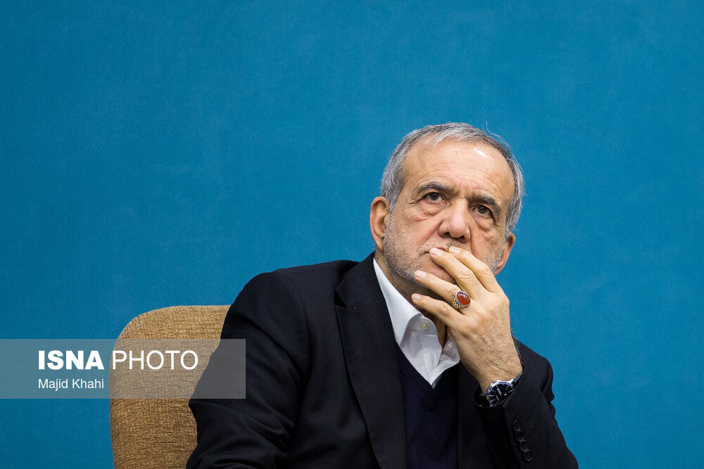 دیدار اعضای ستاد گرامیداشت دهه فجر با رئیس جمهور