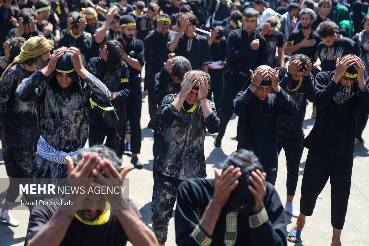 عزاداری زائران اربعین در حرم اباعبدالله