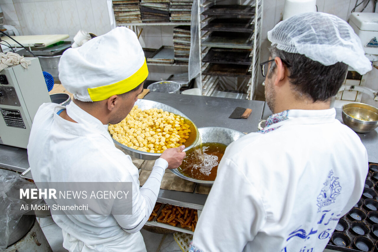 ضیافت زولبیا و بامیه در مشهد