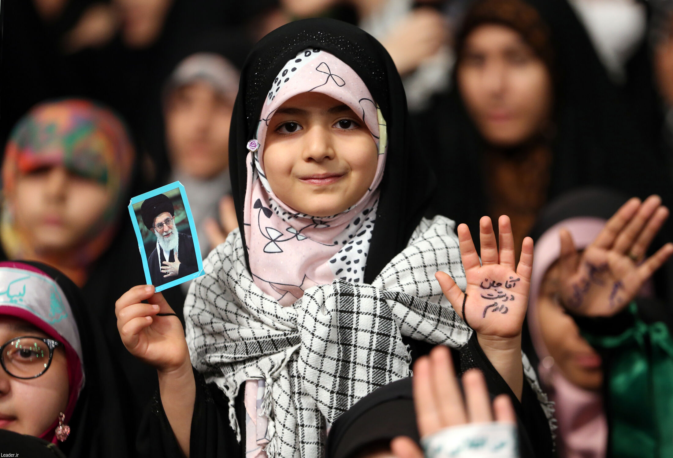 دیدار هزاران نفر از دانش آموزان با رهبر معظم انقلاب