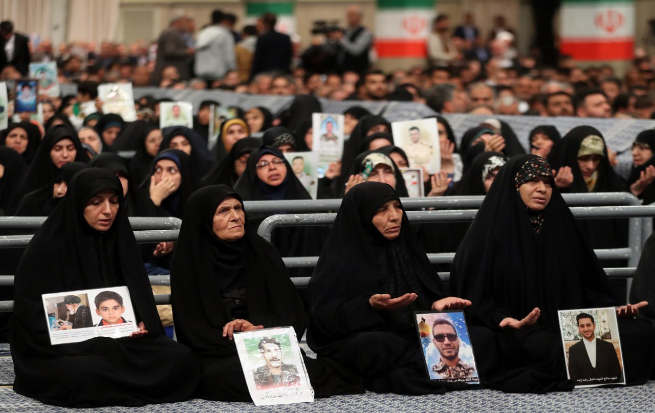 مادران و همسران شهدای امنیت در دیدار با رهبر انقلاب